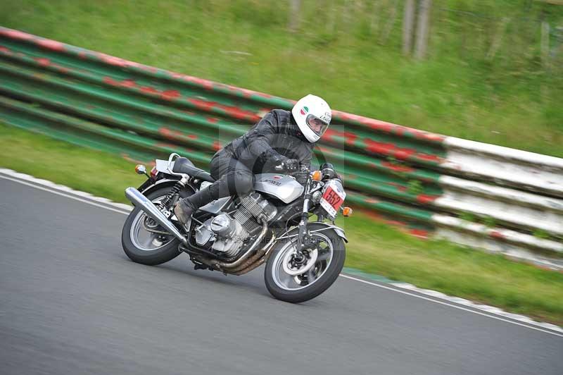Mallory park Leicestershire;Mallory park photographs;Motorcycle action photographs;classic bikes;event digital images;eventdigitalimages;mallory park;no limits trackday;peter wileman photography;vintage bikes;vintage motorcycles;vmcc festival 1000 bikes