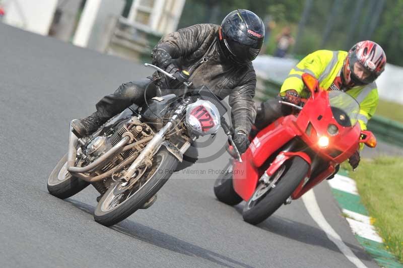 Mallory park Leicestershire;Mallory park photographs;Motorcycle action photographs;classic bikes;event digital images;eventdigitalimages;mallory park;no limits trackday;peter wileman photography;vintage bikes;vintage motorcycles;vmcc festival 1000 bikes