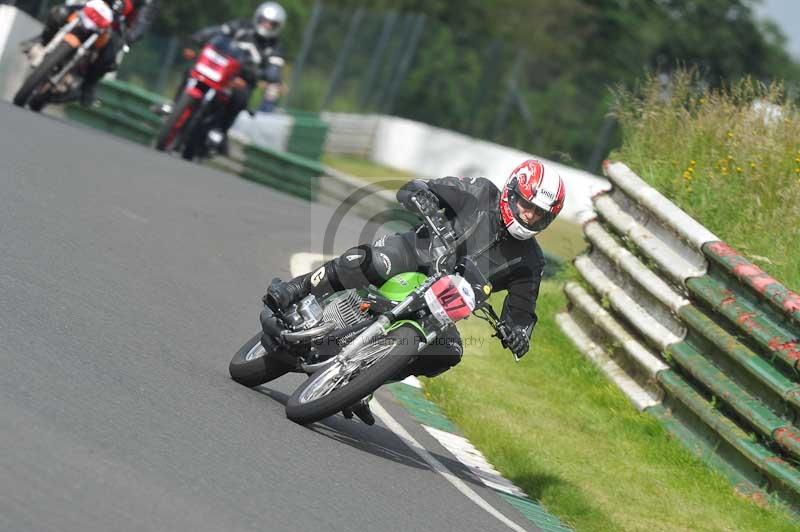 Mallory park Leicestershire;Mallory park photographs;Motorcycle action photographs;classic bikes;event digital images;eventdigitalimages;mallory park;no limits trackday;peter wileman photography;vintage bikes;vintage motorcycles;vmcc festival 1000 bikes