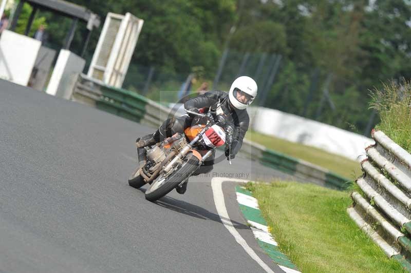 Mallory park Leicestershire;Mallory park photographs;Motorcycle action photographs;classic bikes;event digital images;eventdigitalimages;mallory park;no limits trackday;peter wileman photography;vintage bikes;vintage motorcycles;vmcc festival 1000 bikes