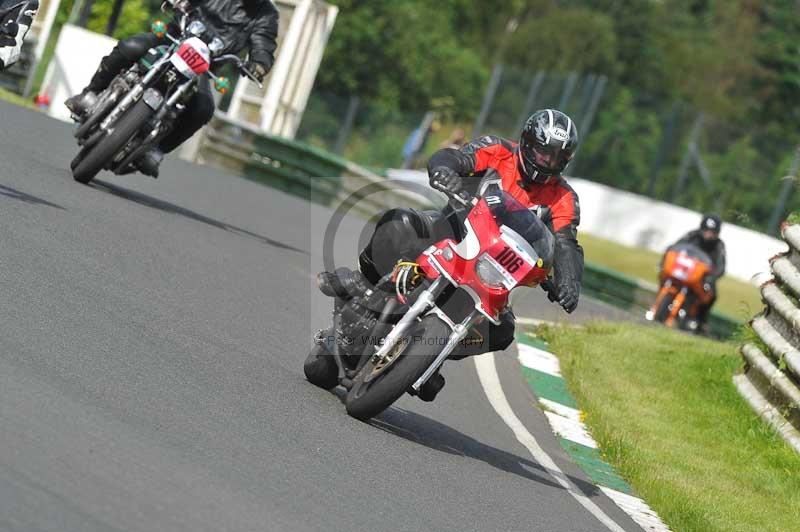 Mallory park Leicestershire;Mallory park photographs;Motorcycle action photographs;classic bikes;event digital images;eventdigitalimages;mallory park;no limits trackday;peter wileman photography;vintage bikes;vintage motorcycles;vmcc festival 1000 bikes