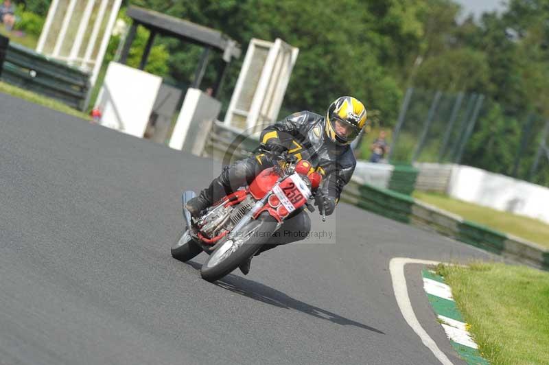 Mallory park Leicestershire;Mallory park photographs;Motorcycle action photographs;classic bikes;event digital images;eventdigitalimages;mallory park;no limits trackday;peter wileman photography;vintage bikes;vintage motorcycles;vmcc festival 1000 bikes