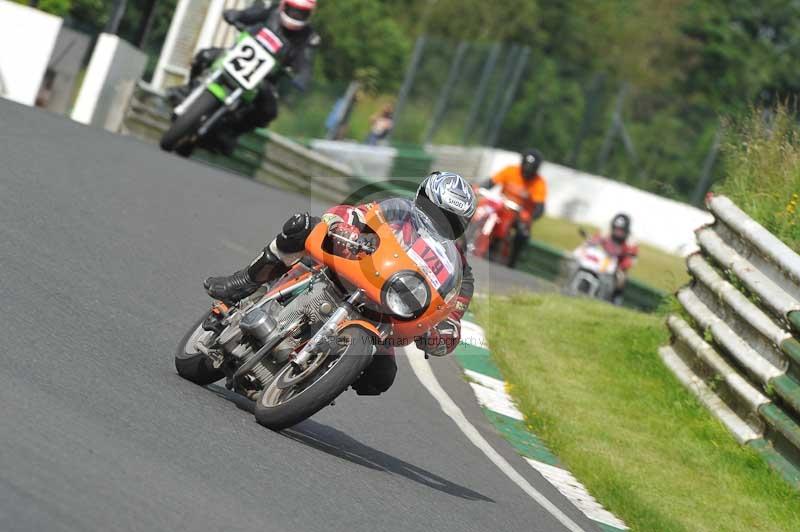 Mallory park Leicestershire;Mallory park photographs;Motorcycle action photographs;classic bikes;event digital images;eventdigitalimages;mallory park;no limits trackday;peter wileman photography;vintage bikes;vintage motorcycles;vmcc festival 1000 bikes