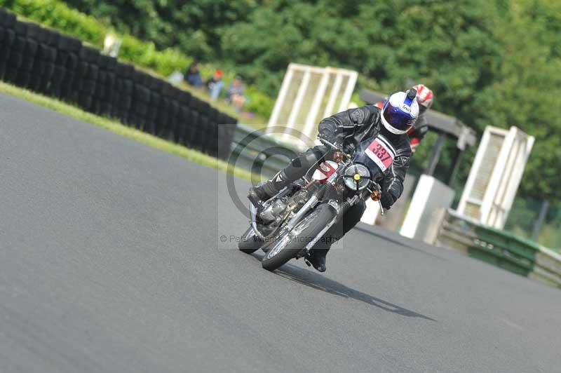 Mallory park Leicestershire;Mallory park photographs;Motorcycle action photographs;classic bikes;event digital images;eventdigitalimages;mallory park;no limits trackday;peter wileman photography;vintage bikes;vintage motorcycles;vmcc festival 1000 bikes