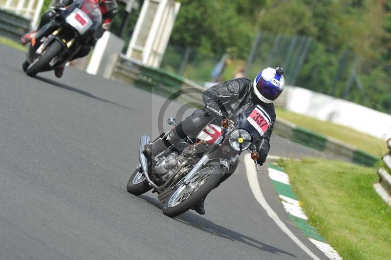 Mallory park Leicestershire;Mallory park photographs;Motorcycle action photographs;classic bikes;event digital images;eventdigitalimages;mallory park;no limits trackday;peter wileman photography;vintage bikes;vintage motorcycles;vmcc festival 1000 bikes