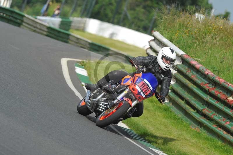 Mallory park Leicestershire;Mallory park photographs;Motorcycle action photographs;classic bikes;event digital images;eventdigitalimages;mallory park;no limits trackday;peter wileman photography;vintage bikes;vintage motorcycles;vmcc festival 1000 bikes