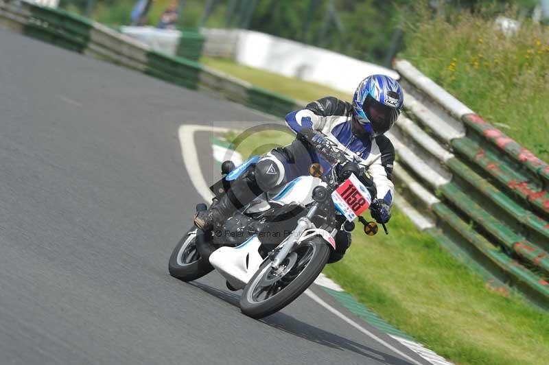 Mallory park Leicestershire;Mallory park photographs;Motorcycle action photographs;classic bikes;event digital images;eventdigitalimages;mallory park;no limits trackday;peter wileman photography;vintage bikes;vintage motorcycles;vmcc festival 1000 bikes