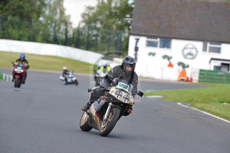 Mallory park Leicestershire;Mallory park photographs;Motorcycle action photographs;classic bikes;event digital images;eventdigitalimages;mallory park;no limits trackday;peter wileman photography;vintage bikes;vintage motorcycles;vmcc festival 1000 bikes