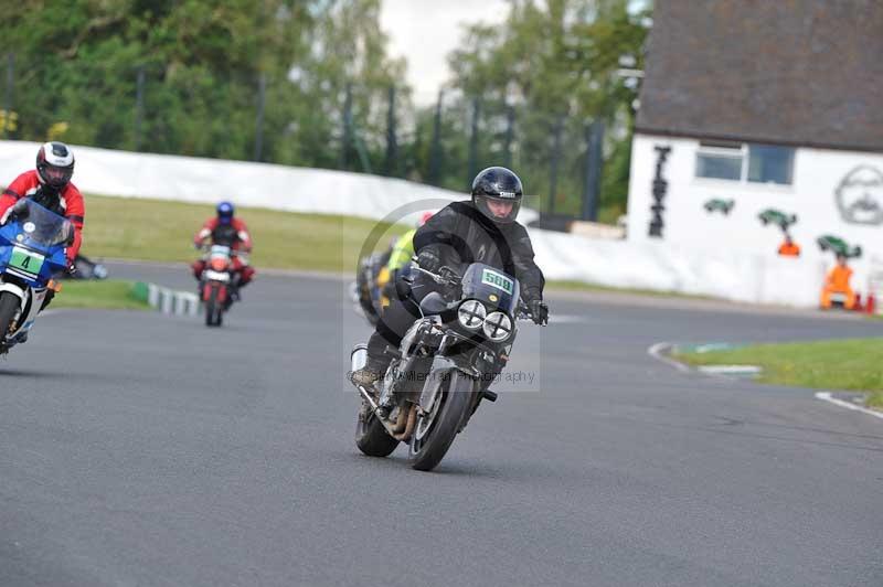 Mallory park Leicestershire;Mallory park photographs;Motorcycle action photographs;classic bikes;event digital images;eventdigitalimages;mallory park;no limits trackday;peter wileman photography;vintage bikes;vintage motorcycles;vmcc festival 1000 bikes