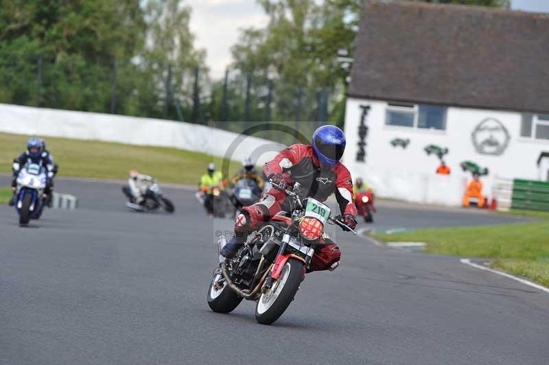 Mallory park Leicestershire;Mallory park photographs;Motorcycle action photographs;classic bikes;event digital images;eventdigitalimages;mallory park;no limits trackday;peter wileman photography;vintage bikes;vintage motorcycles;vmcc festival 1000 bikes