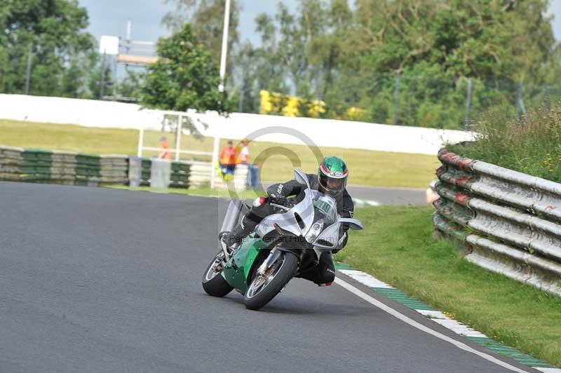 Mallory park Leicestershire;Mallory park photographs;Motorcycle action photographs;classic bikes;event digital images;eventdigitalimages;mallory park;no limits trackday;peter wileman photography;vintage bikes;vintage motorcycles;vmcc festival 1000 bikes
