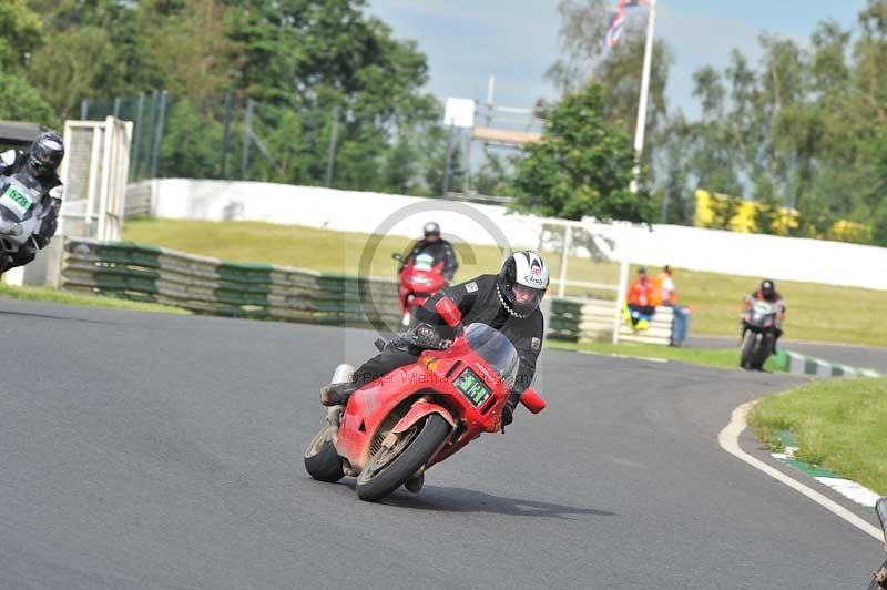 Mallory park Leicestershire;Mallory park photographs;Motorcycle action photographs;classic bikes;event digital images;eventdigitalimages;mallory park;no limits trackday;peter wileman photography;vintage bikes;vintage motorcycles;vmcc festival 1000 bikes