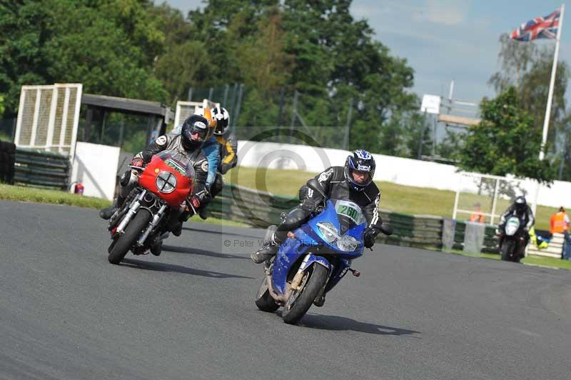 Mallory park Leicestershire;Mallory park photographs;Motorcycle action photographs;classic bikes;event digital images;eventdigitalimages;mallory park;no limits trackday;peter wileman photography;vintage bikes;vintage motorcycles;vmcc festival 1000 bikes