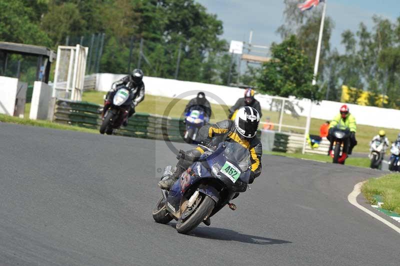 Mallory park Leicestershire;Mallory park photographs;Motorcycle action photographs;classic bikes;event digital images;eventdigitalimages;mallory park;no limits trackday;peter wileman photography;vintage bikes;vintage motorcycles;vmcc festival 1000 bikes