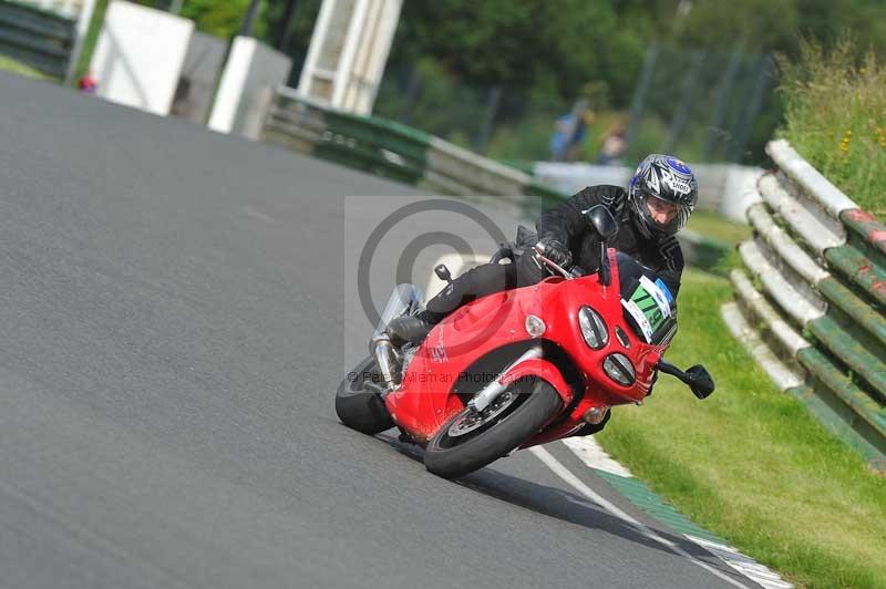 Mallory park Leicestershire;Mallory park photographs;Motorcycle action photographs;classic bikes;event digital images;eventdigitalimages;mallory park;no limits trackday;peter wileman photography;vintage bikes;vintage motorcycles;vmcc festival 1000 bikes