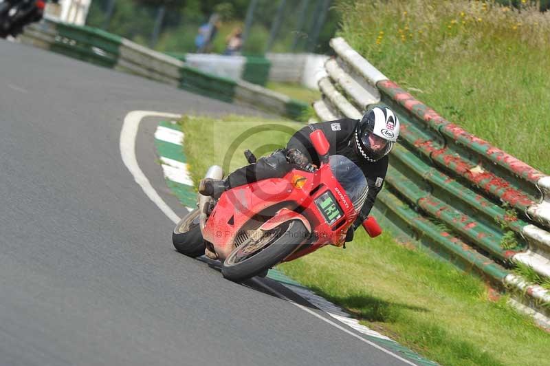 Mallory park Leicestershire;Mallory park photographs;Motorcycle action photographs;classic bikes;event digital images;eventdigitalimages;mallory park;no limits trackday;peter wileman photography;vintage bikes;vintage motorcycles;vmcc festival 1000 bikes