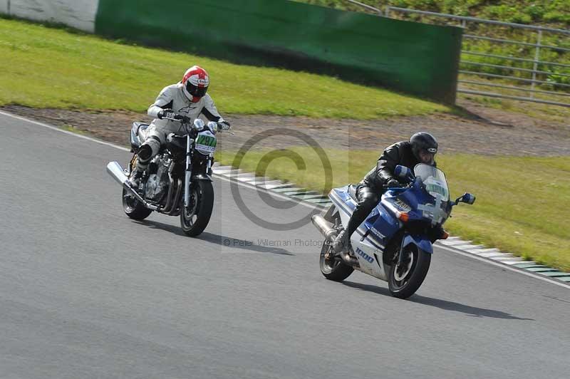 Mallory park Leicestershire;Mallory park photographs;Motorcycle action photographs;classic bikes;event digital images;eventdigitalimages;mallory park;no limits trackday;peter wileman photography;vintage bikes;vintage motorcycles;vmcc festival 1000 bikes
