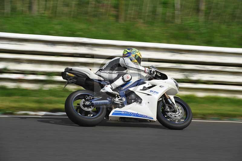 Mallory park Leicestershire;Mallory park photographs;Motorcycle action photographs;classic bikes;event digital images;eventdigitalimages;mallory park;no limits trackday;peter wileman photography;vintage bikes;vintage motorcycles;vmcc festival 1000 bikes
