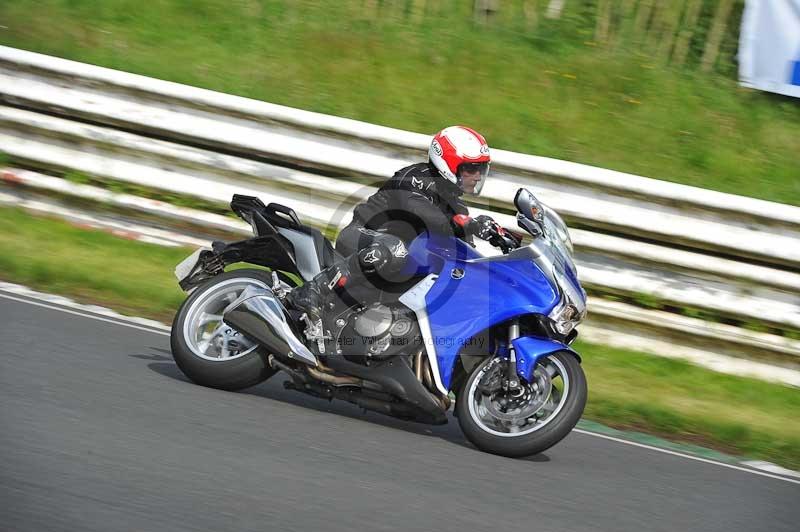 Mallory park Leicestershire;Mallory park photographs;Motorcycle action photographs;classic bikes;event digital images;eventdigitalimages;mallory park;no limits trackday;peter wileman photography;vintage bikes;vintage motorcycles;vmcc festival 1000 bikes