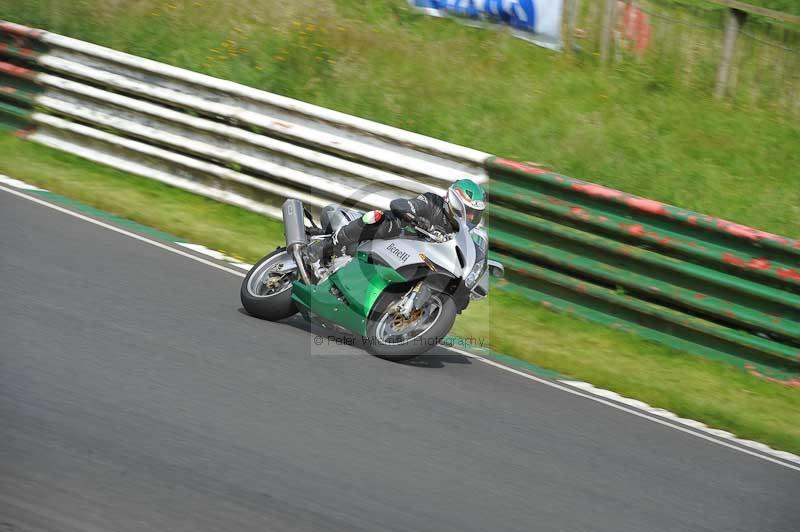 Mallory park Leicestershire;Mallory park photographs;Motorcycle action photographs;classic bikes;event digital images;eventdigitalimages;mallory park;no limits trackday;peter wileman photography;vintage bikes;vintage motorcycles;vmcc festival 1000 bikes