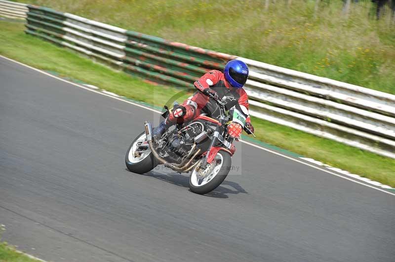 Mallory park Leicestershire;Mallory park photographs;Motorcycle action photographs;classic bikes;event digital images;eventdigitalimages;mallory park;no limits trackday;peter wileman photography;vintage bikes;vintage motorcycles;vmcc festival 1000 bikes