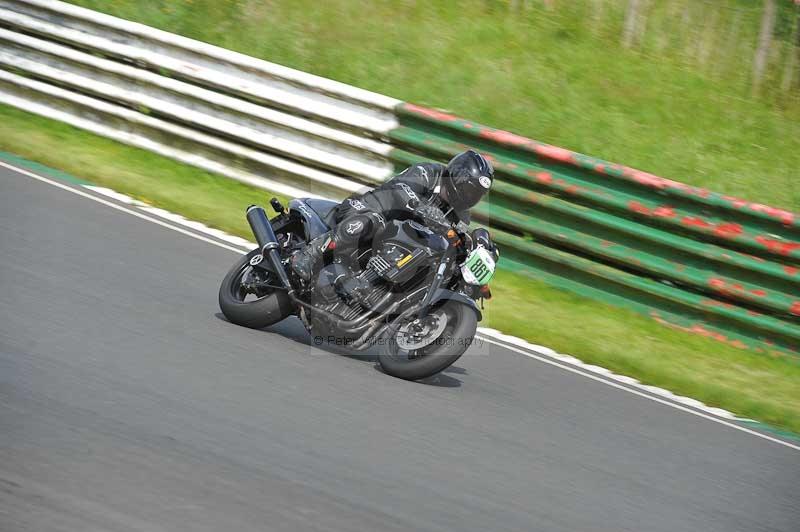 Mallory park Leicestershire;Mallory park photographs;Motorcycle action photographs;classic bikes;event digital images;eventdigitalimages;mallory park;no limits trackday;peter wileman photography;vintage bikes;vintage motorcycles;vmcc festival 1000 bikes