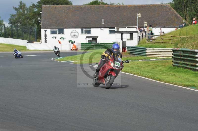 Mallory park Leicestershire;Mallory park photographs;Motorcycle action photographs;classic bikes;event digital images;eventdigitalimages;mallory park;no limits trackday;peter wileman photography;vintage bikes;vintage motorcycles;vmcc festival 1000 bikes