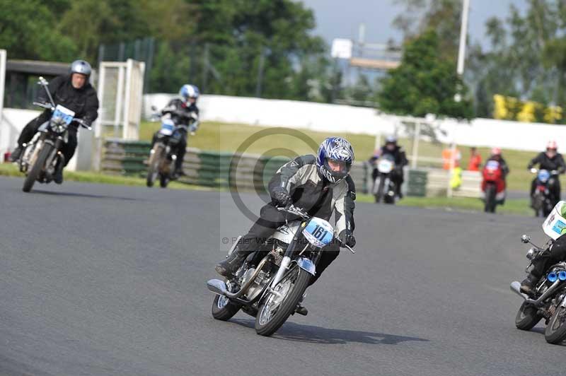 Mallory park Leicestershire;Mallory park photographs;Motorcycle action photographs;classic bikes;event digital images;eventdigitalimages;mallory park;no limits trackday;peter wileman photography;vintage bikes;vintage motorcycles;vmcc festival 1000 bikes