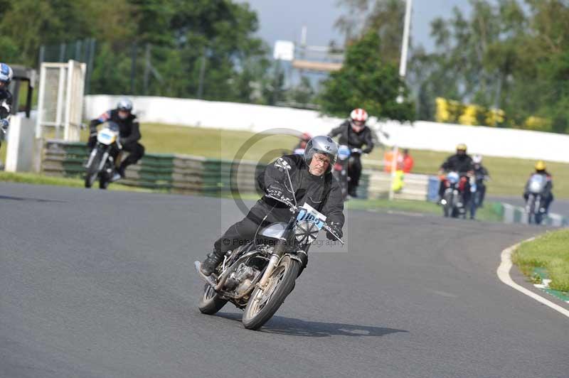 Mallory park Leicestershire;Mallory park photographs;Motorcycle action photographs;classic bikes;event digital images;eventdigitalimages;mallory park;no limits trackday;peter wileman photography;vintage bikes;vintage motorcycles;vmcc festival 1000 bikes