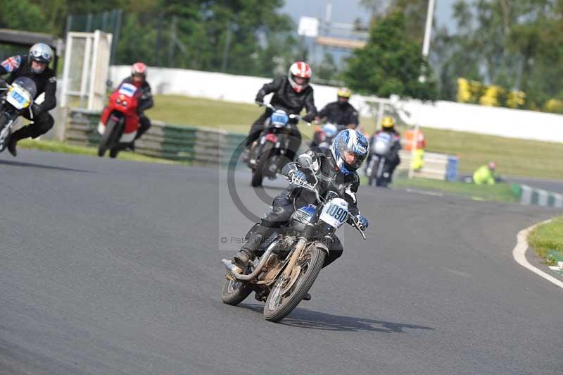Mallory park Leicestershire;Mallory park photographs;Motorcycle action photographs;classic bikes;event digital images;eventdigitalimages;mallory park;no limits trackday;peter wileman photography;vintage bikes;vintage motorcycles;vmcc festival 1000 bikes