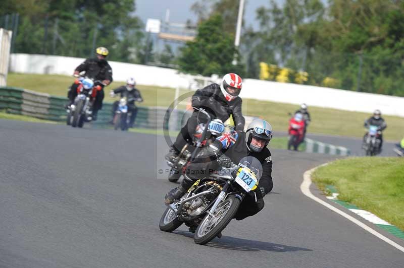 Mallory park Leicestershire;Mallory park photographs;Motorcycle action photographs;classic bikes;event digital images;eventdigitalimages;mallory park;no limits trackday;peter wileman photography;vintage bikes;vintage motorcycles;vmcc festival 1000 bikes