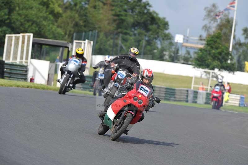 Mallory park Leicestershire;Mallory park photographs;Motorcycle action photographs;classic bikes;event digital images;eventdigitalimages;mallory park;no limits trackday;peter wileman photography;vintage bikes;vintage motorcycles;vmcc festival 1000 bikes