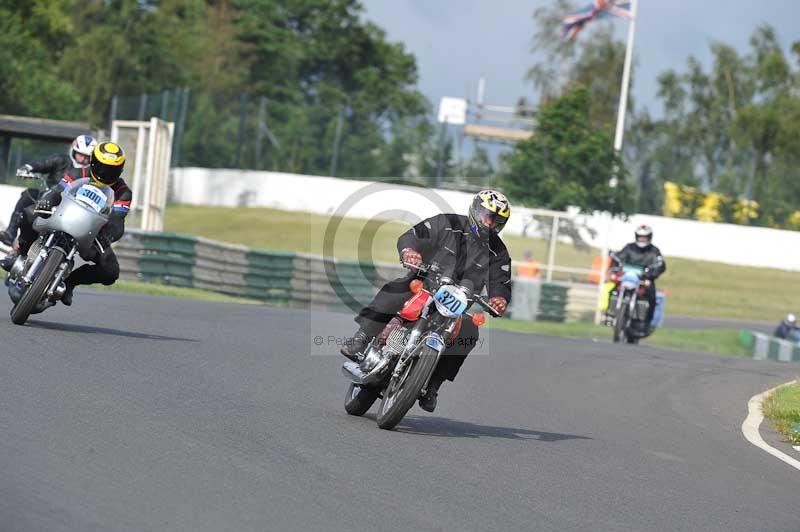 Mallory park Leicestershire;Mallory park photographs;Motorcycle action photographs;classic bikes;event digital images;eventdigitalimages;mallory park;no limits trackday;peter wileman photography;vintage bikes;vintage motorcycles;vmcc festival 1000 bikes