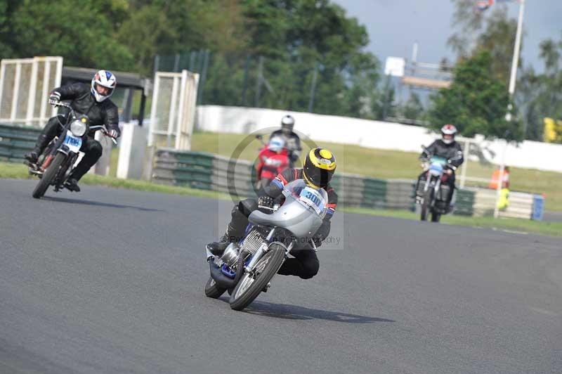 Mallory park Leicestershire;Mallory park photographs;Motorcycle action photographs;classic bikes;event digital images;eventdigitalimages;mallory park;no limits trackday;peter wileman photography;vintage bikes;vintage motorcycles;vmcc festival 1000 bikes