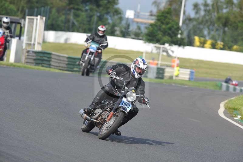 Mallory park Leicestershire;Mallory park photographs;Motorcycle action photographs;classic bikes;event digital images;eventdigitalimages;mallory park;no limits trackday;peter wileman photography;vintage bikes;vintage motorcycles;vmcc festival 1000 bikes