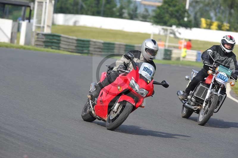 Mallory park Leicestershire;Mallory park photographs;Motorcycle action photographs;classic bikes;event digital images;eventdigitalimages;mallory park;no limits trackday;peter wileman photography;vintage bikes;vintage motorcycles;vmcc festival 1000 bikes
