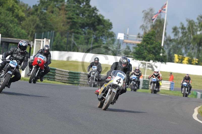 Mallory park Leicestershire;Mallory park photographs;Motorcycle action photographs;classic bikes;event digital images;eventdigitalimages;mallory park;no limits trackday;peter wileman photography;vintage bikes;vintage motorcycles;vmcc festival 1000 bikes
