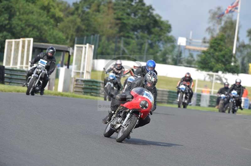 Mallory park Leicestershire;Mallory park photographs;Motorcycle action photographs;classic bikes;event digital images;eventdigitalimages;mallory park;no limits trackday;peter wileman photography;vintage bikes;vintage motorcycles;vmcc festival 1000 bikes