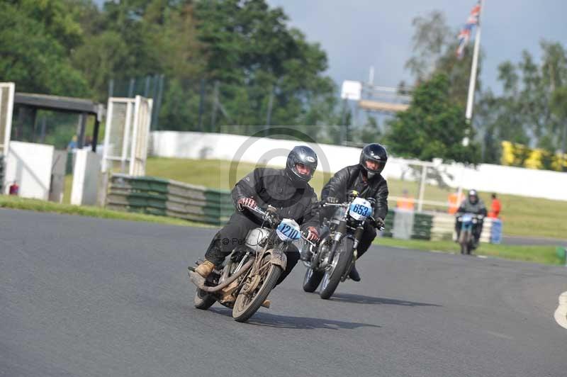 Mallory park Leicestershire;Mallory park photographs;Motorcycle action photographs;classic bikes;event digital images;eventdigitalimages;mallory park;no limits trackday;peter wileman photography;vintage bikes;vintage motorcycles;vmcc festival 1000 bikes