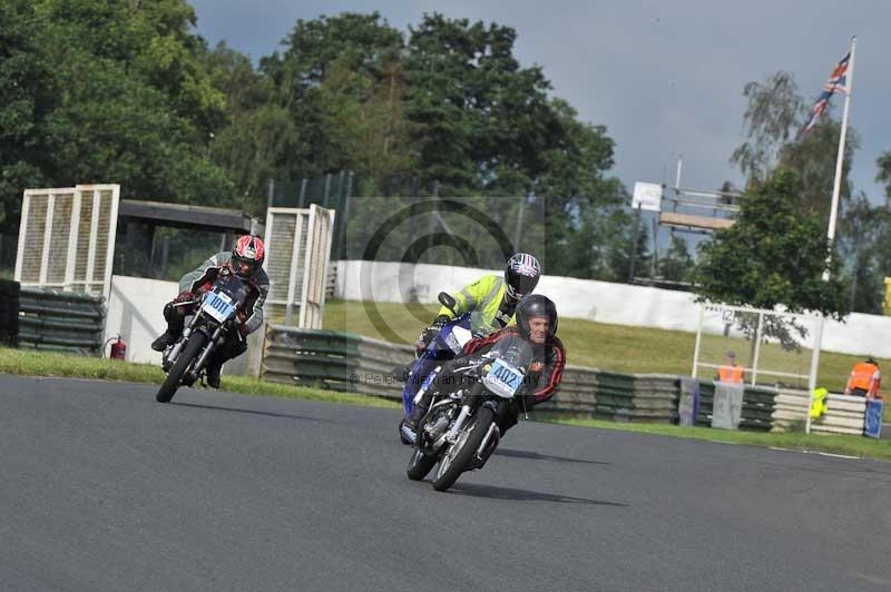 Mallory park Leicestershire;Mallory park photographs;Motorcycle action photographs;classic bikes;event digital images;eventdigitalimages;mallory park;no limits trackday;peter wileman photography;vintage bikes;vintage motorcycles;vmcc festival 1000 bikes