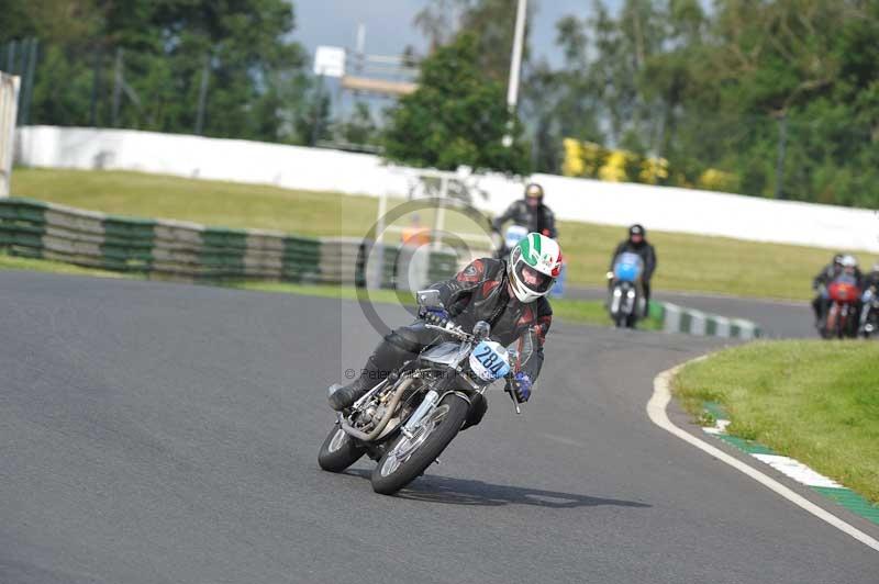 Mallory park Leicestershire;Mallory park photographs;Motorcycle action photographs;classic bikes;event digital images;eventdigitalimages;mallory park;no limits trackday;peter wileman photography;vintage bikes;vintage motorcycles;vmcc festival 1000 bikes