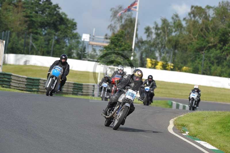 Mallory park Leicestershire;Mallory park photographs;Motorcycle action photographs;classic bikes;event digital images;eventdigitalimages;mallory park;no limits trackday;peter wileman photography;vintage bikes;vintage motorcycles;vmcc festival 1000 bikes