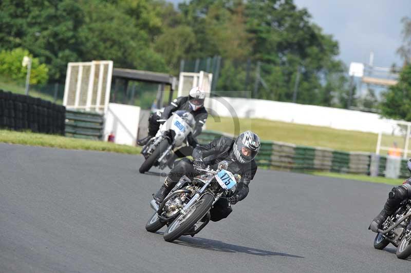 Mallory park Leicestershire;Mallory park photographs;Motorcycle action photographs;classic bikes;event digital images;eventdigitalimages;mallory park;no limits trackday;peter wileman photography;vintage bikes;vintage motorcycles;vmcc festival 1000 bikes