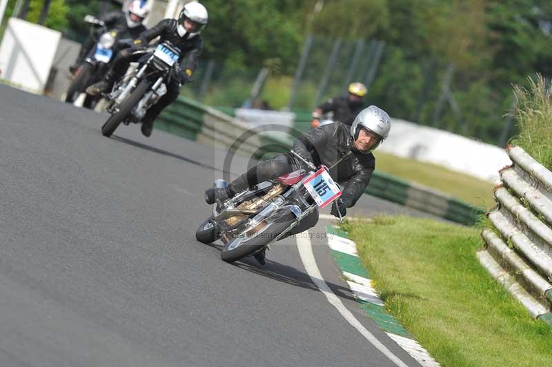 Mallory park Leicestershire;Mallory park photographs;Motorcycle action photographs;classic bikes;event digital images;eventdigitalimages;mallory park;no limits trackday;peter wileman photography;vintage bikes;vintage motorcycles;vmcc festival 1000 bikes