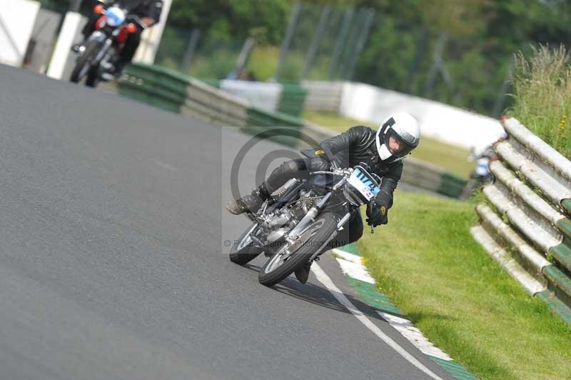 Mallory park Leicestershire;Mallory park photographs;Motorcycle action photographs;classic bikes;event digital images;eventdigitalimages;mallory park;no limits trackday;peter wileman photography;vintage bikes;vintage motorcycles;vmcc festival 1000 bikes