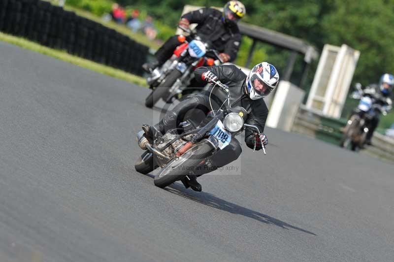 Mallory park Leicestershire;Mallory park photographs;Motorcycle action photographs;classic bikes;event digital images;eventdigitalimages;mallory park;no limits trackday;peter wileman photography;vintage bikes;vintage motorcycles;vmcc festival 1000 bikes