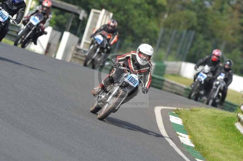 Mallory park Leicestershire;Mallory park photographs;Motorcycle action photographs;classic bikes;event digital images;eventdigitalimages;mallory park;no limits trackday;peter wileman photography;vintage bikes;vintage motorcycles;vmcc festival 1000 bikes