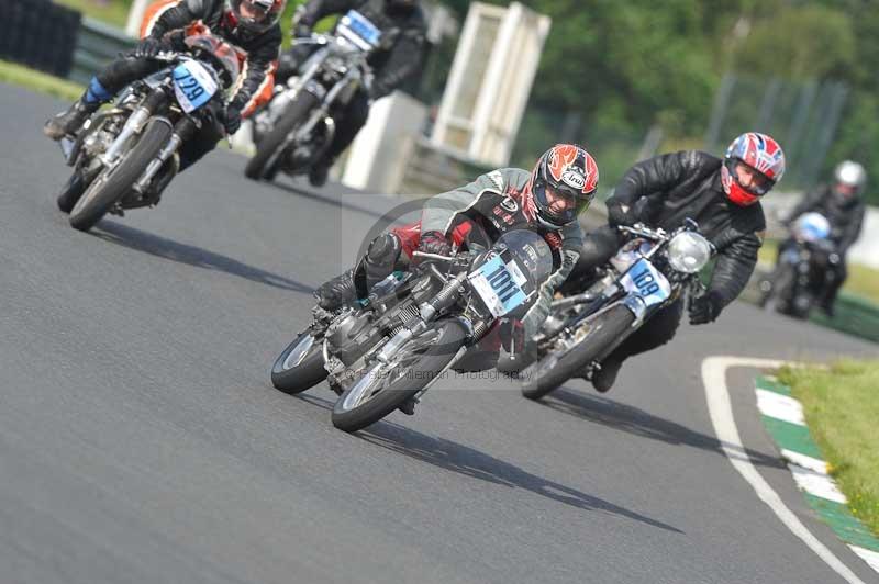 Mallory park Leicestershire;Mallory park photographs;Motorcycle action photographs;classic bikes;event digital images;eventdigitalimages;mallory park;no limits trackday;peter wileman photography;vintage bikes;vintage motorcycles;vmcc festival 1000 bikes