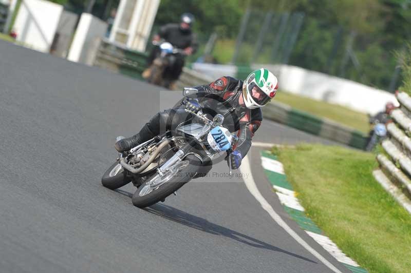 Mallory park Leicestershire;Mallory park photographs;Motorcycle action photographs;classic bikes;event digital images;eventdigitalimages;mallory park;no limits trackday;peter wileman photography;vintage bikes;vintage motorcycles;vmcc festival 1000 bikes