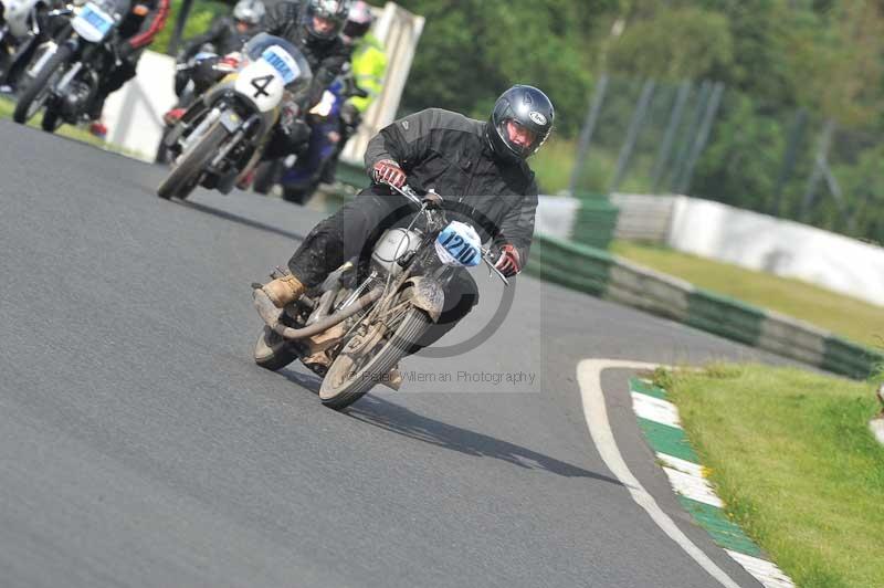 Mallory park Leicestershire;Mallory park photographs;Motorcycle action photographs;classic bikes;event digital images;eventdigitalimages;mallory park;no limits trackday;peter wileman photography;vintage bikes;vintage motorcycles;vmcc festival 1000 bikes